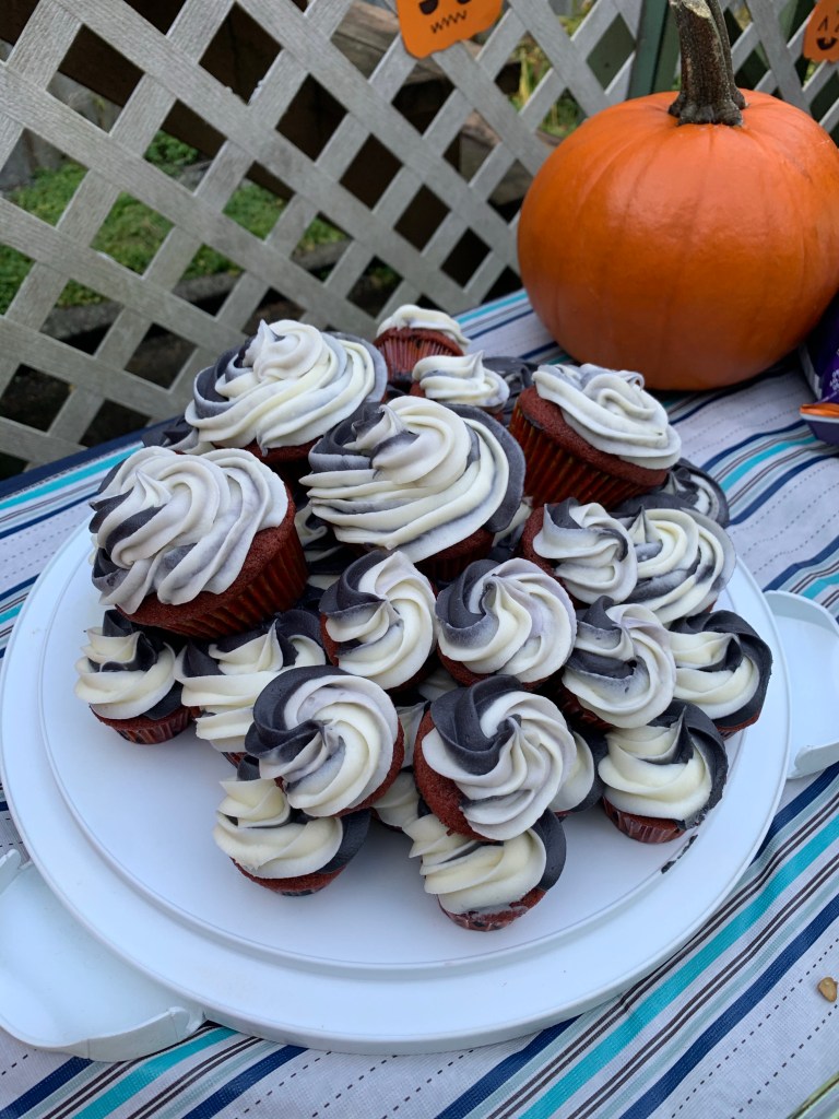 Spoopy cupcakes (as a bday cake, but individual portions to make it a little more Covid safe)